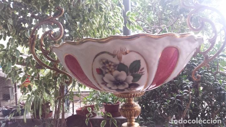Antig&uuml;edades: antiguo centro de mesa de porcelana y bronce - Foto 3