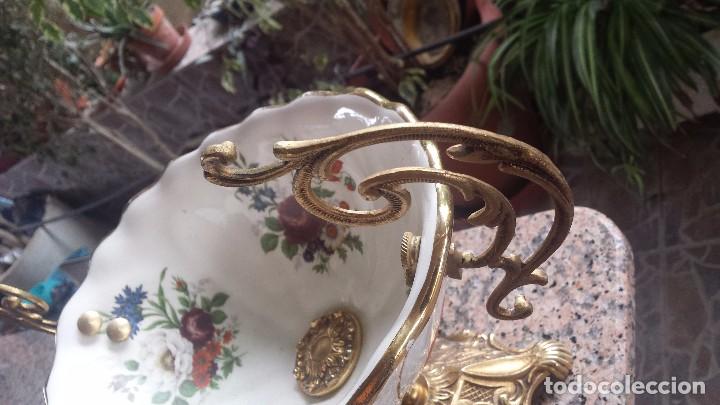 Antig&uuml;edades: antiguo centro de mesa de porcelana y bronce - Foto 5