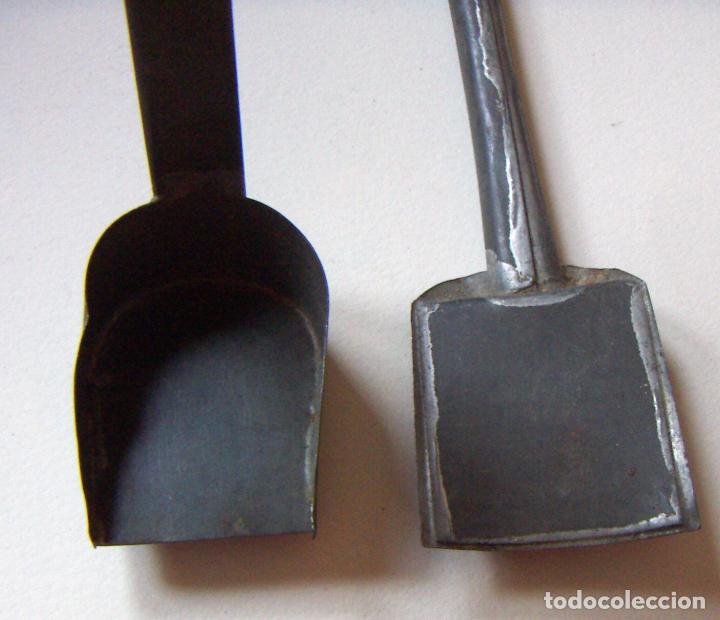 Antig&uuml;edades: 2 piezas de decoracion en aluminio miden 32 cm