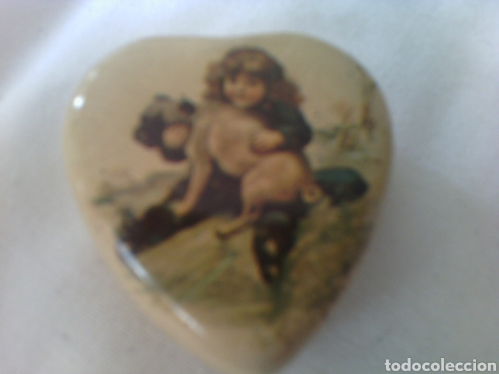 Antig&uuml;edades: Bonita caja de lata con forma de corazon. - Foto 2