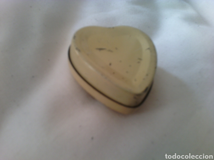 Antig&uuml;edades: Bonita caja de lata con forma de corazon. - Foto 4
