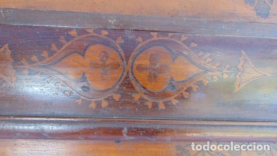 Antig&uuml;edades: cabezal de cama isabelino de marqueter&iacute;a - Foto 3