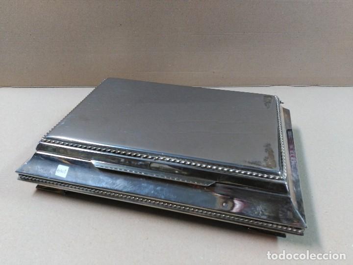 Antig&uuml;edades: Caja de metal plateado con interior en madera - Foto 1