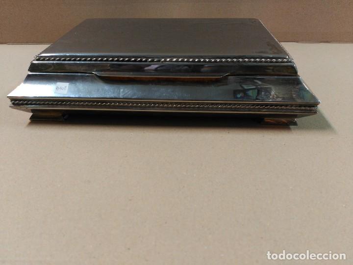 Antig&uuml;edades: Caja de metal plateado con interior en madera - Foto 2