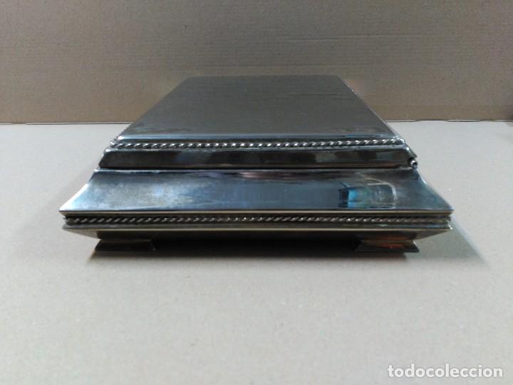 Antig&uuml;edades: Caja de metal plateado con interior en madera - Foto 5