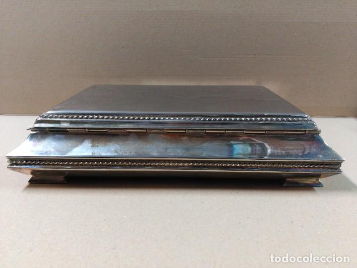 Antig&uuml;edades: Caja de metal plateado con interior en madera - Foto 6