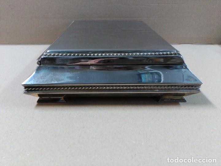 Antig&uuml;edades: Caja de metal plateado con interior en madera - Foto 7