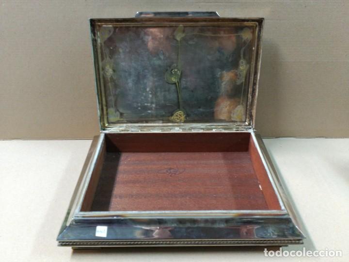 Antig&uuml;edades: Caja de metal plateado con interior en madera - Foto 10