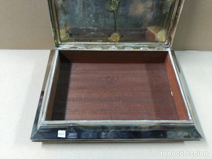 Antig&uuml;edades: Caja de metal plateado con interior en madera - Foto 11