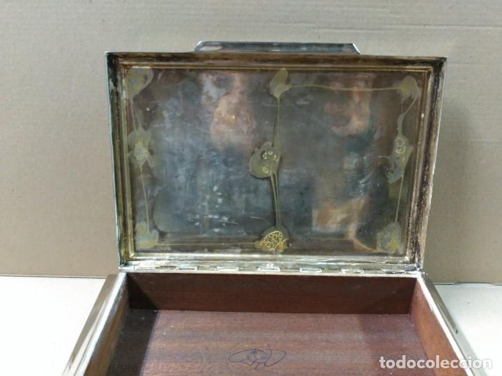 Antig&uuml;edades: Caja de metal plateado con interior en madera - Foto 12