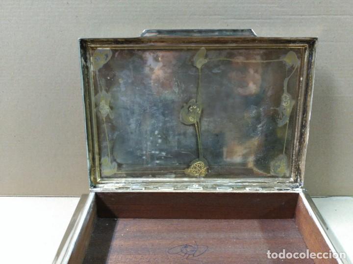 Antig&uuml;edades: Caja de metal plateado con interior en madera - Foto 13