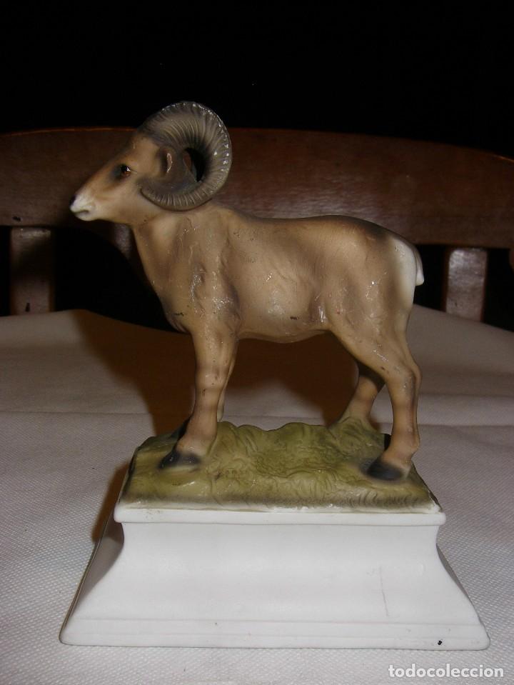 Antig&uuml;edades: Figura de macho cabrio en porcelana. - Foto 1