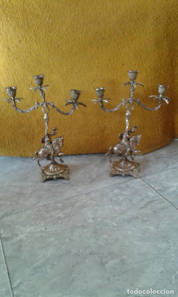 Antig&uuml;edades: PAREJA DE CANDELABROS DE BRONCE - Foto 1