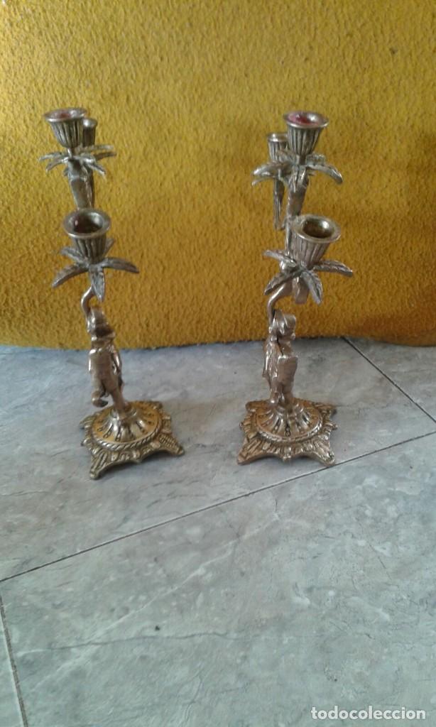 Antig&uuml;edades: PAREJA DE CANDELABROS DE BRONCE - Foto 3