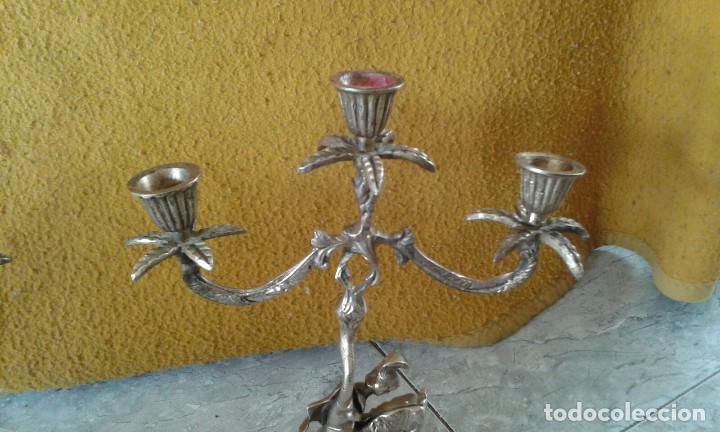 Antig&uuml;edades: PAREJA DE CANDELABROS DE BRONCE - Foto 4
