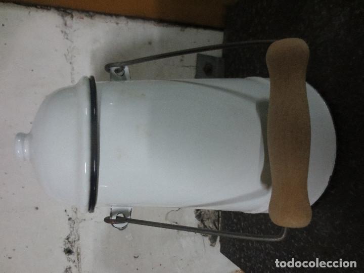 Antig&uuml;edades: antigua lechera esmaltada decorada - Foto 2