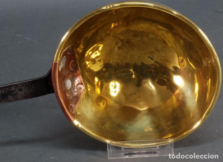 Antig&uuml;edades: Cazo bronce con mango hierro S XVIII - Foto 2