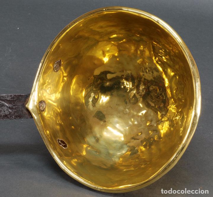 Antig&uuml;edades: Cazo bronce con mango hierro S XVIII - Foto 2