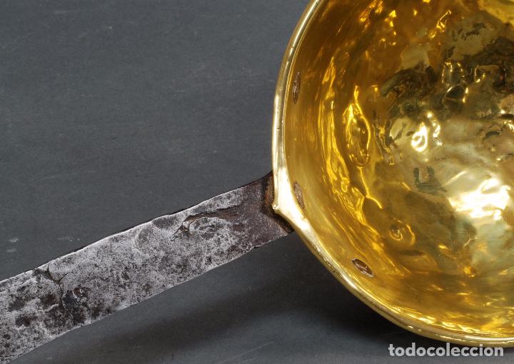 Antig&uuml;edades: Cazo bronce con mango hierro S XVIII - Foto 3