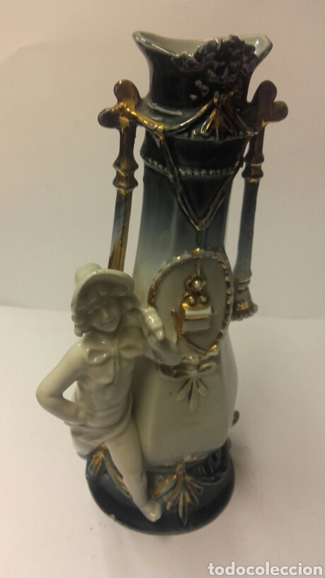 Antig&uuml;edades: Bonito jarroncito de porcelana - Foto 2