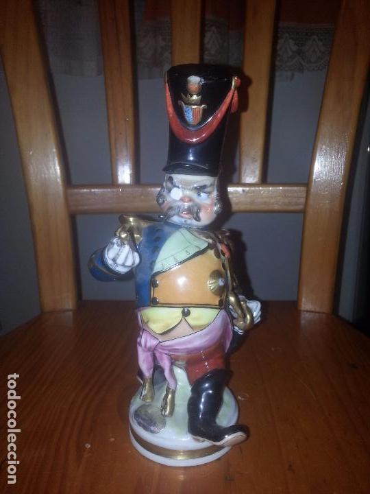 Antiques: FIGURA DE OFICIAL MILITAR EN CERAMICA PORCELANA LOPEZ MORENO (MADRID)SELLADA Y ETIQUETADA.