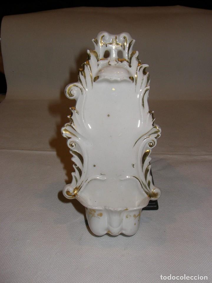 Antig&uuml;edades: Benditera de porcelana siglo XIX - Foto 1
