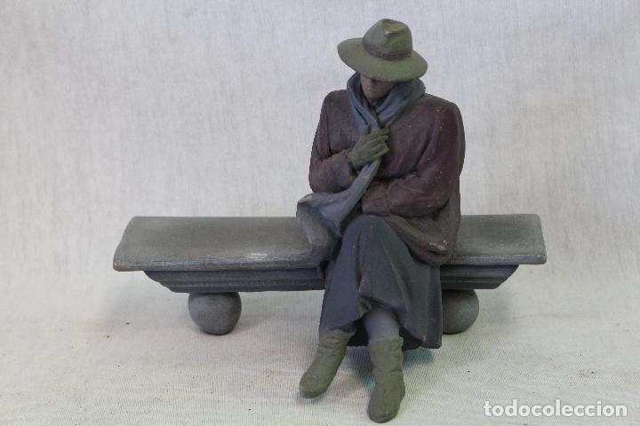 Antig&uuml;edades: figura en resina firmada - Foto 1