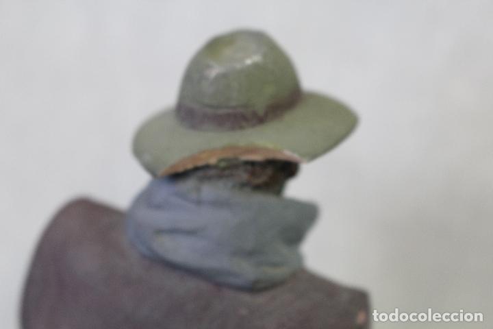 Antig&uuml;edades: figura en resina firmada - Foto 2