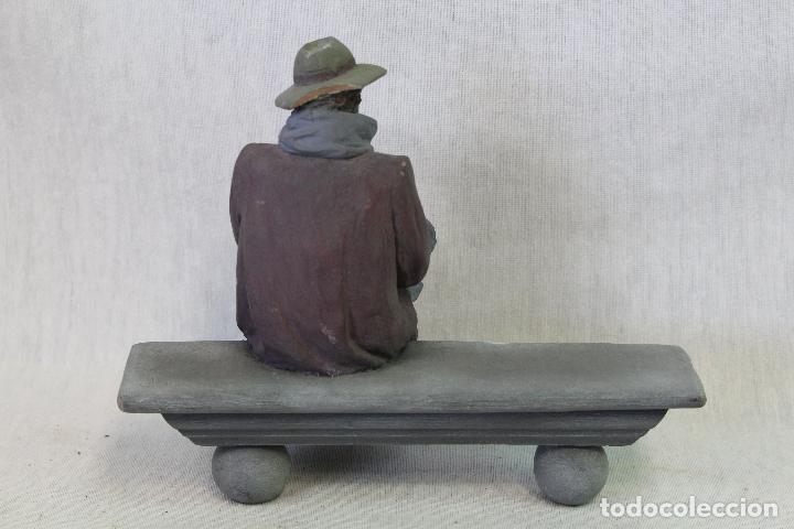 Antig&uuml;edades: figura en resina firmada - Foto 3