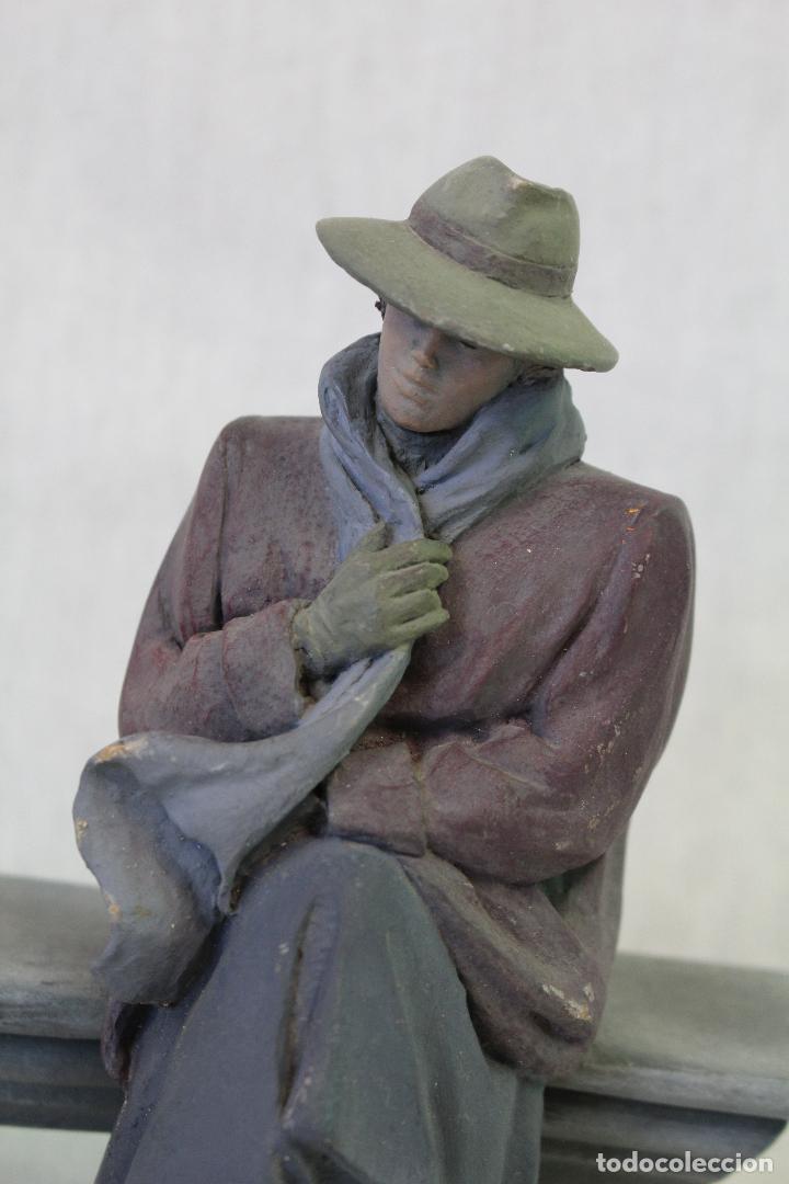 Antig&uuml;edades: figura en resina firmada - Foto 4
