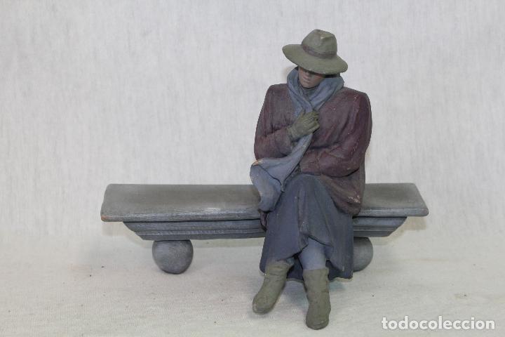 Antig&uuml;edades: figura en resina firmada - Foto 5