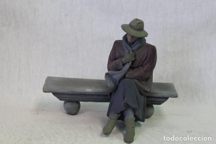Antig&uuml;edades: figura en resina firmada - Foto 6