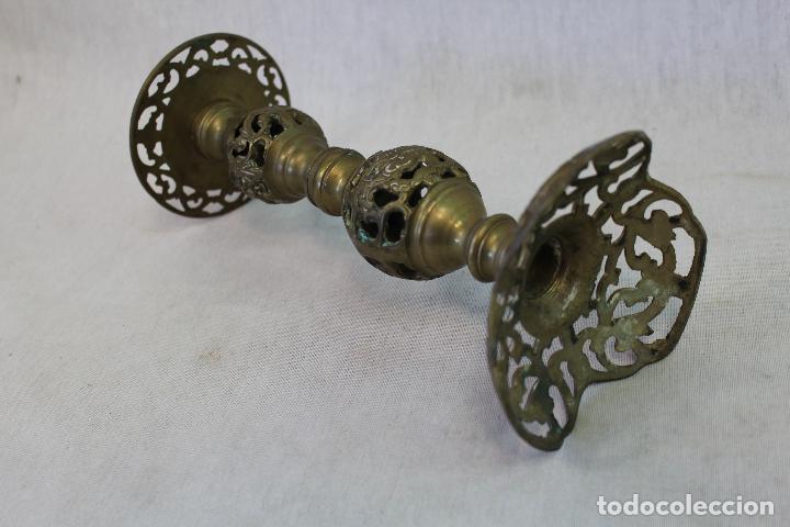 Antig&uuml;edades: candelero de altar candelabro en bronce - Foto 2