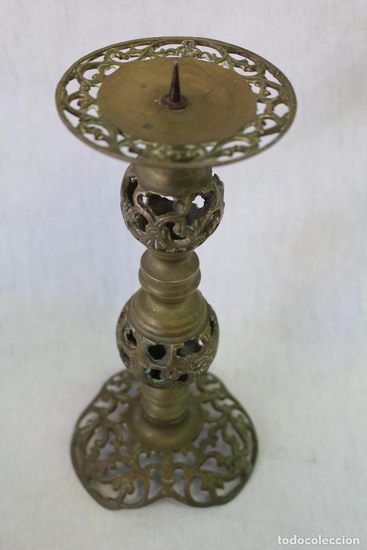 Antig&uuml;edades: candelero de altar candelabro en bronce - Foto 3