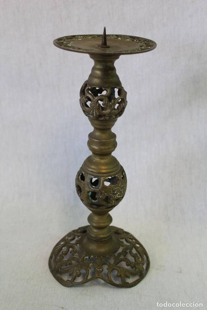 Antig&uuml;edades: candelero de altar candelabro en bronce - Foto 4