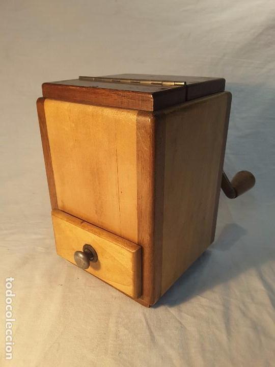 Antiguidades: Molinillo Ideal, 1930