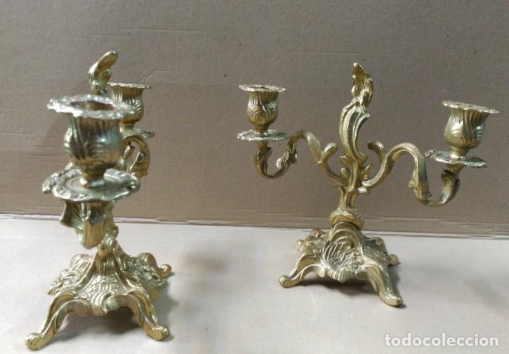 Antig&uuml;edades: Pareja de candelabros de bronce - Foto 2