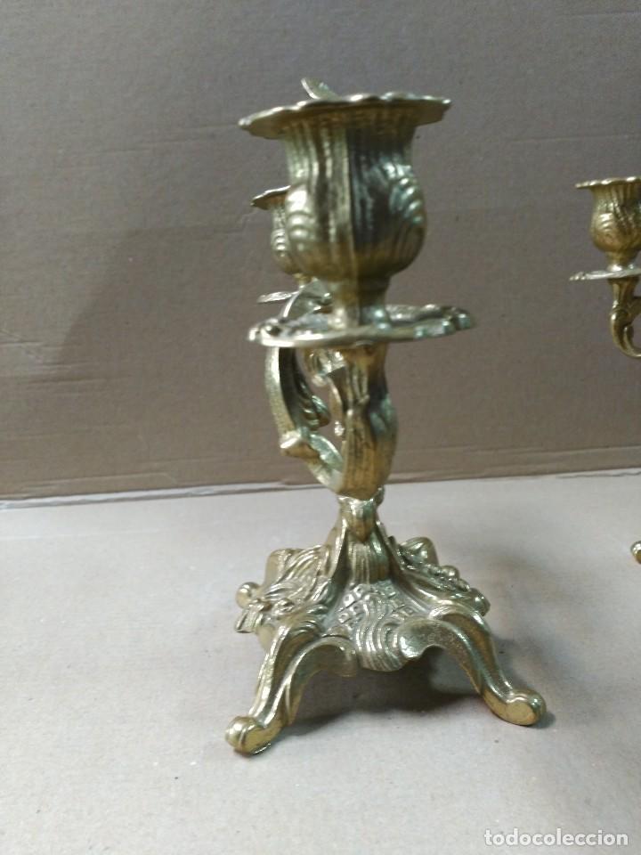 Antig&uuml;edades: Pareja de candelabros de bronce - Foto 4