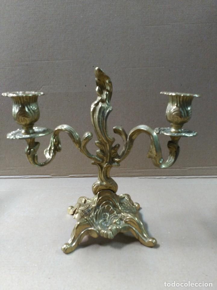 Antig&uuml;edades: Pareja de candelabros de bronce - Foto 5