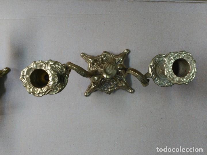 Antig&uuml;edades: Pareja de candelabros de bronce - Foto 6