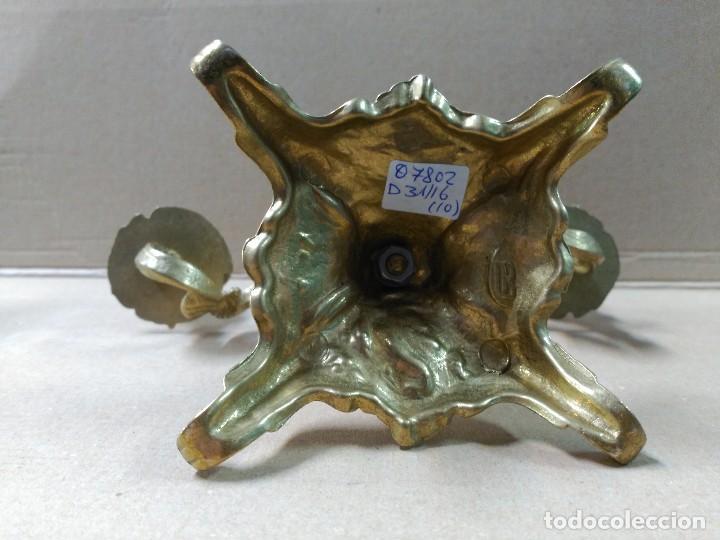 Antig&uuml;edades: Pareja de candelabros de bronce - Foto 7