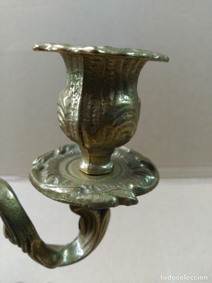 Antig&uuml;edades: Pareja de candelabros de bronce - Foto 9