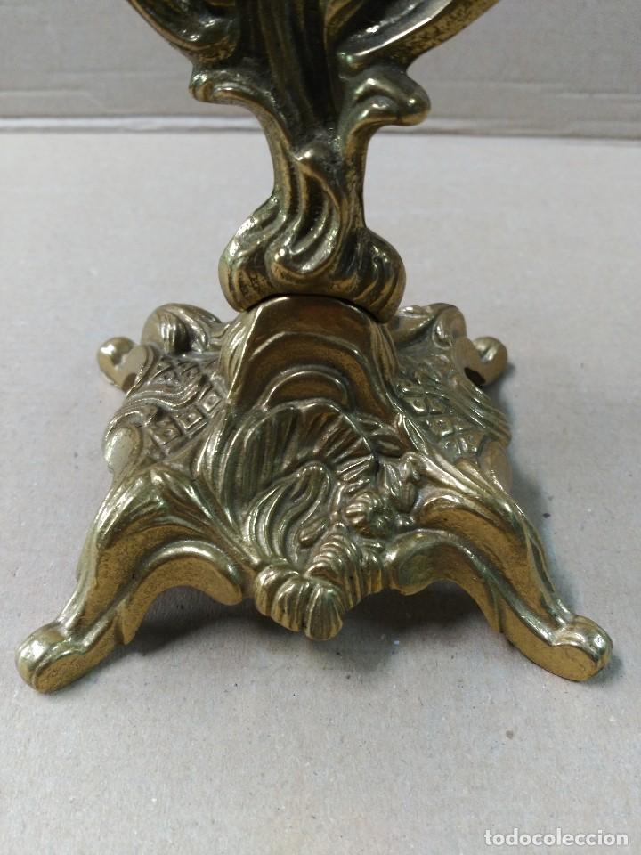 Antig&uuml;edades: Pareja de candelabros de bronce - Foto 11