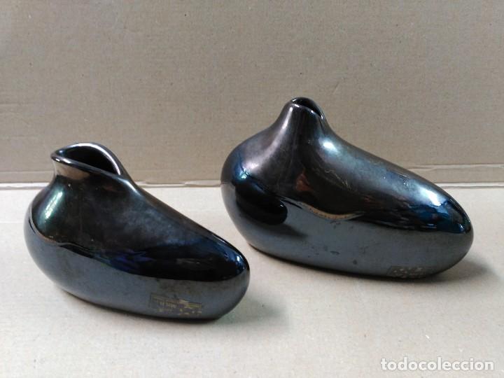 Antig&uuml;edades: Pareja de jarrones de porcelana de Manises - Foto 1
