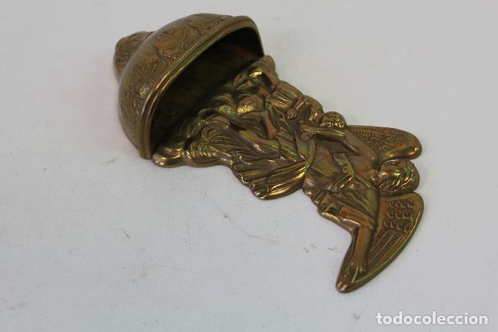 Antig&uuml;edades: benditera en bronce - Foto 3