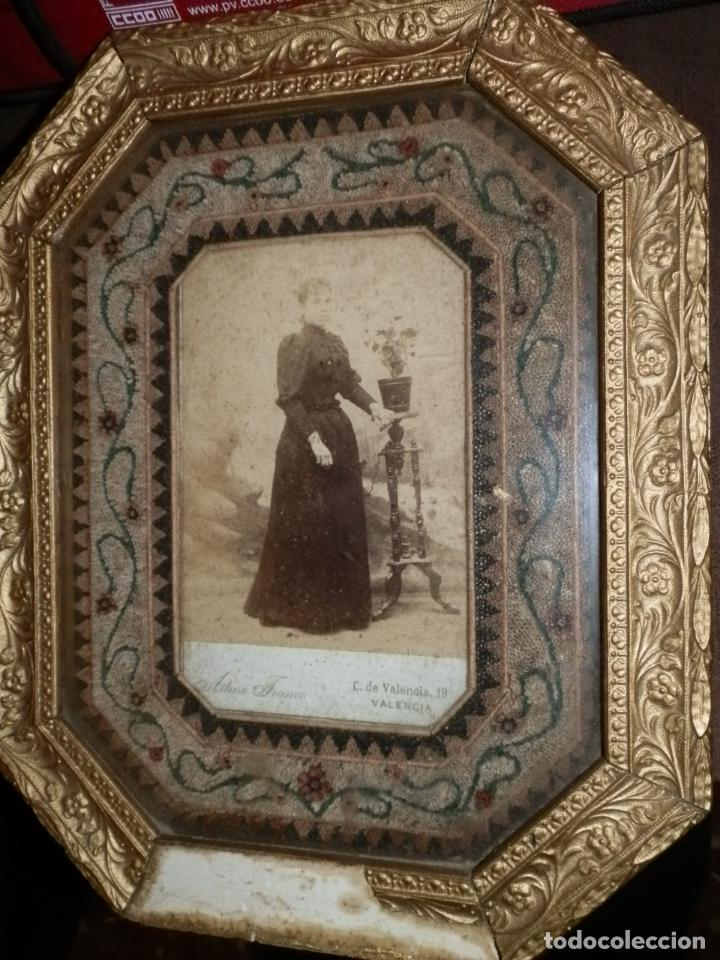 Antig&uuml;edades: MARCO DE XIX CON FOTOGRAFIA DE EPOCA,FOTOGRAFO VALENCIANO 28X23,FALTA UNA PARTE DECORACION MARCO