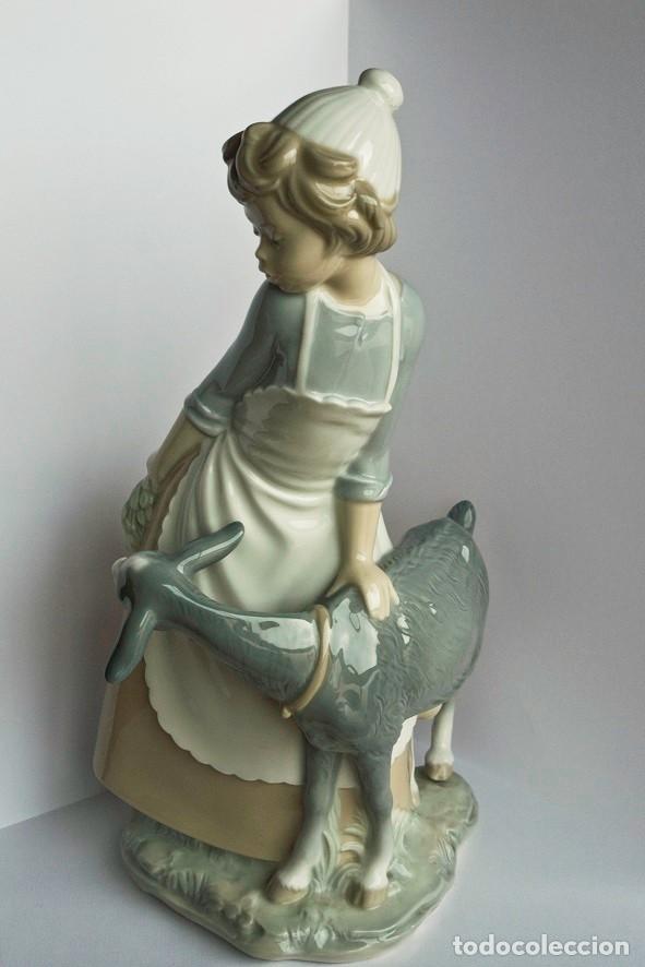 Antig&uuml;edades: Figura aldeana con cabra Nao - Foto 1