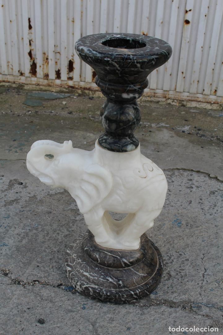 Antig&uuml;edades: columna en marmol con elefante