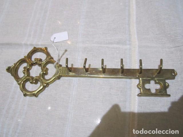 Oggetti Antichi: Llave de bronce, colgador de llaves. 25 cms. largo