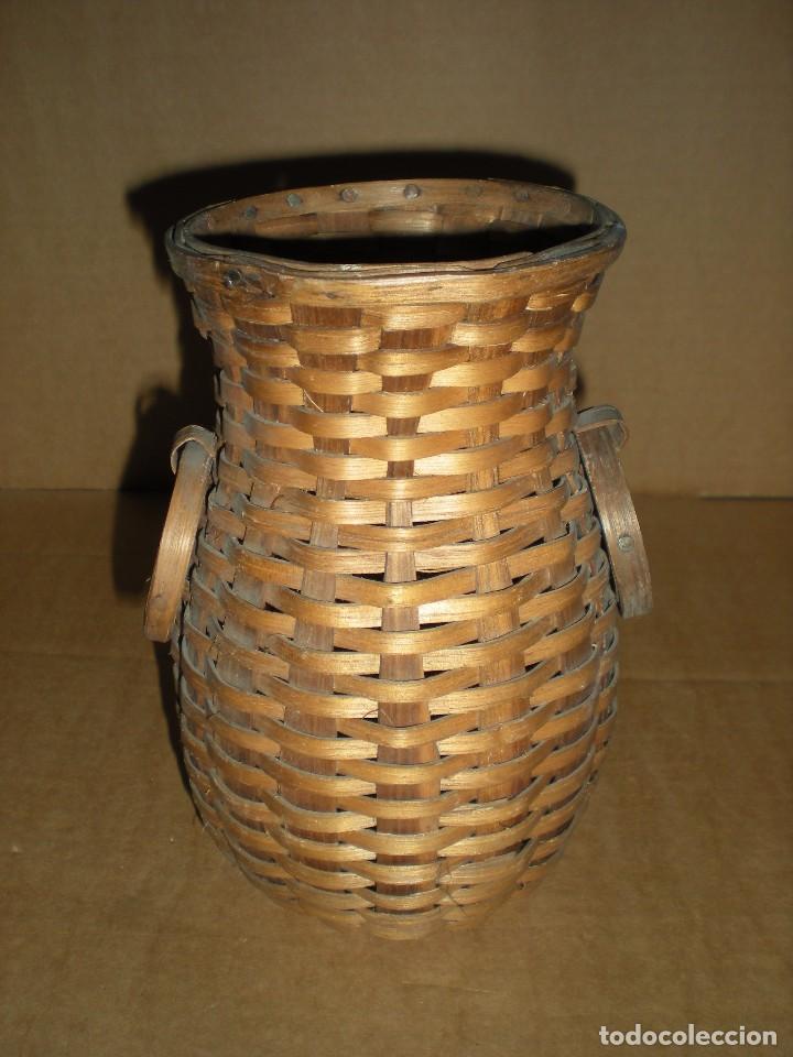 Antig&uuml;edades: jarr&oacute;n hecho en mimbre  d11cm h19cm - Foto 1
